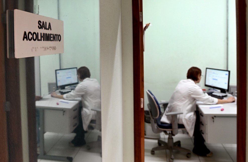 Imagem mostra profissional da saúde no Centro de Referência em IST, HIV/Aids e Hepatites Virais de Campinas